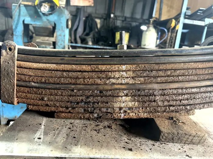 Paquete de resortes de hojas en reparación