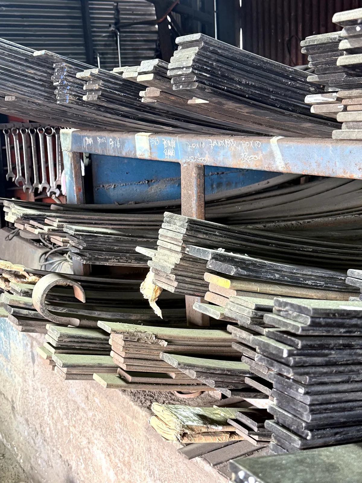 Stock de hojas de resorte en el taller